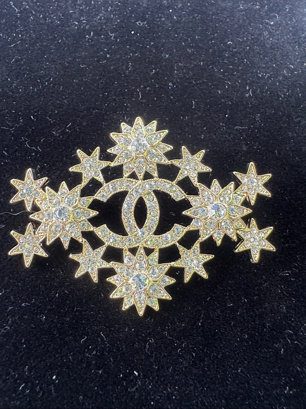 Brooch elegant gold